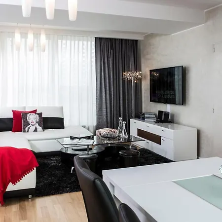 The Queen Luxury - Marilyn Luxemburg
