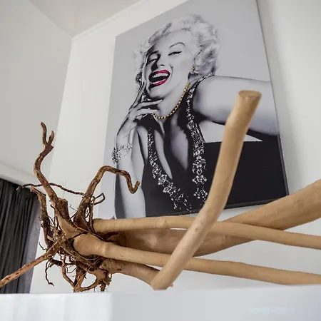 The Queen Luxury - Marilyn