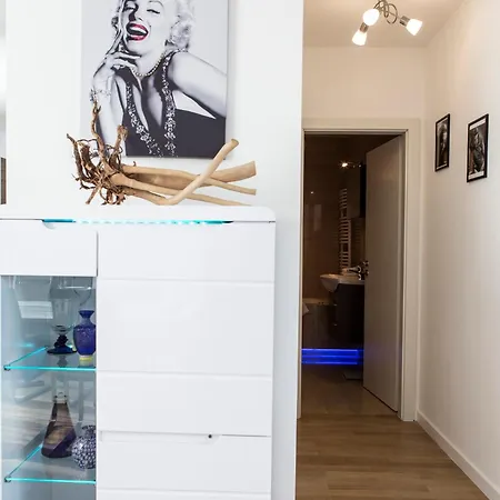 The Queen Luxury - Marilyn Luxemburg